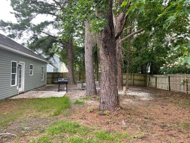 Building Photo - Pet Friendly Three Bedroom Two Full Bathro...
