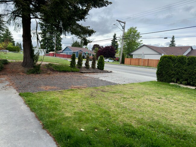 Building Photo - Everett Duplex