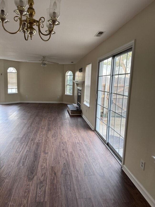 Building Photo - 2 Br 2 Bath