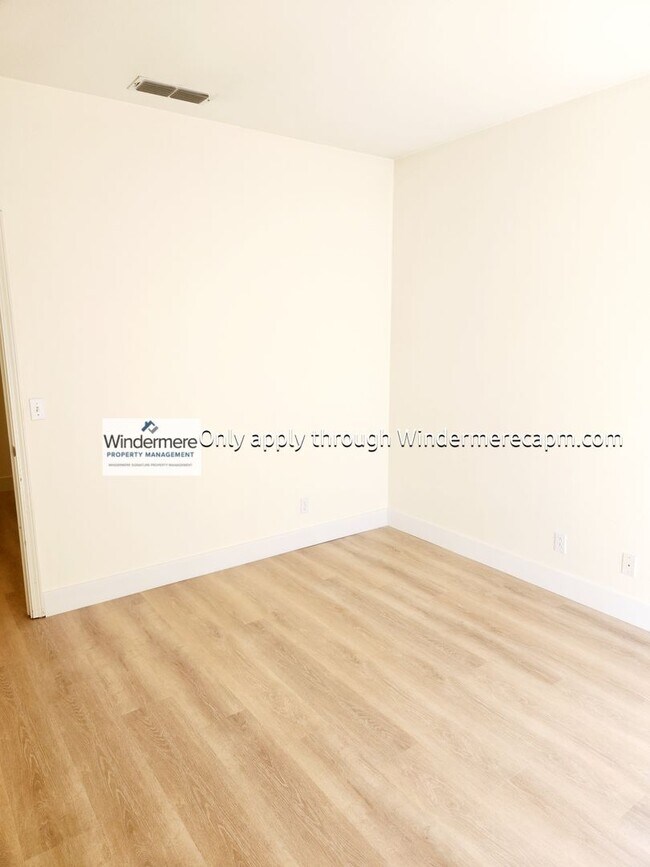Building Photo - Bright 3 bedroom, 2 bath in Gated Community of Bentley Square!