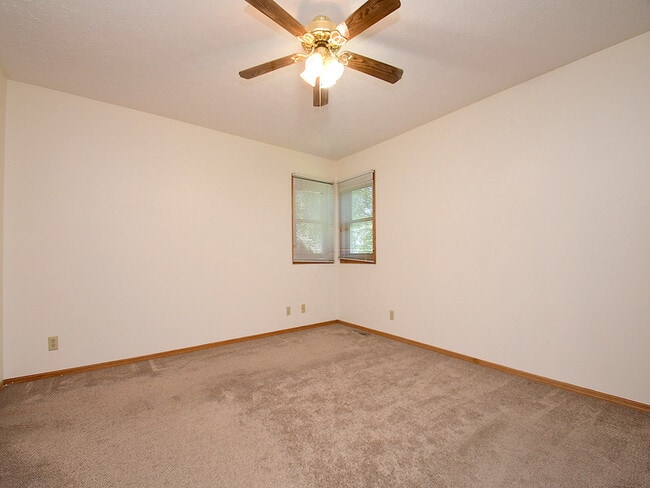Building Photo - 820 Redwood Rd