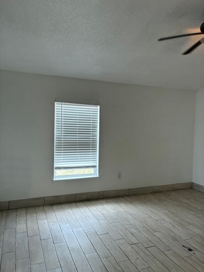 Building Photo - 616 Sunway Ln