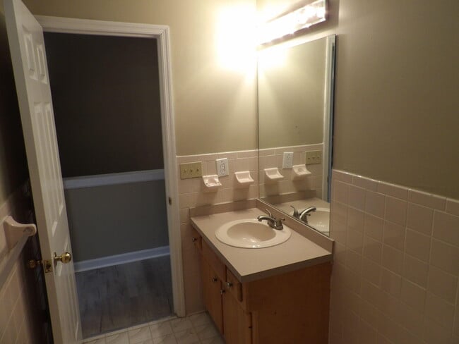 Building Photo - 244 Meadowview Dr