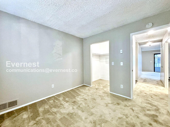 Building Photo - 3215 Midway Dr