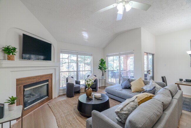 Building Photo - 8051 Bay Branch Dr