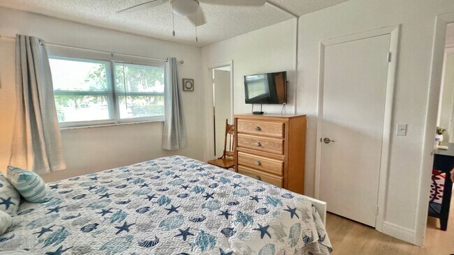 Building Photo - Available Mid October 2025 Fully Furnished Turn Key 2 BR 2 BA inc Utilities Heart of Downtown Ver...