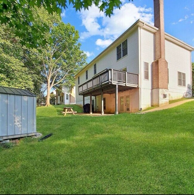 Building Photo - Amazing 5 BR/3.5 BA Single-Family Home in ...
