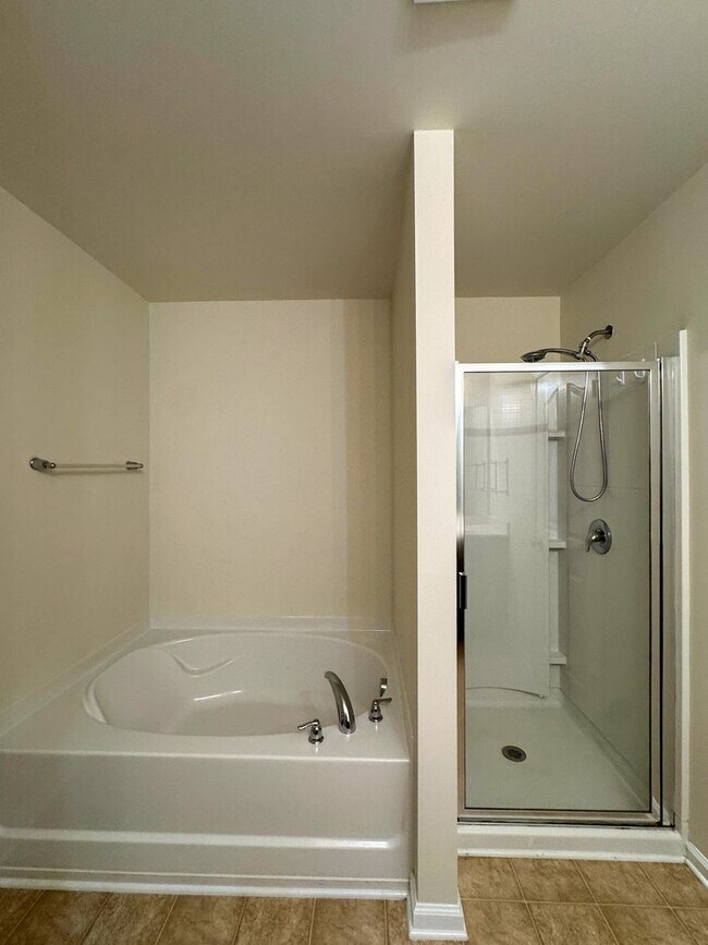 Building Photo - Lovely 5 Bed 3 Bath Home with Community Amenities