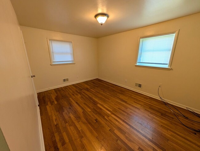 Building Photo - 2311 Plantation Dr