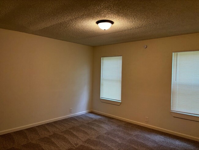 Building Photo - 3 Bedroom 2 Bath