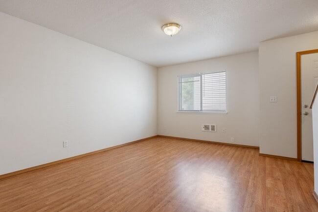 Building Photo - Spacious 2-Bedroom Duplex in SE Portland