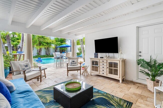 Building Photo - 342 NE 7th Ave