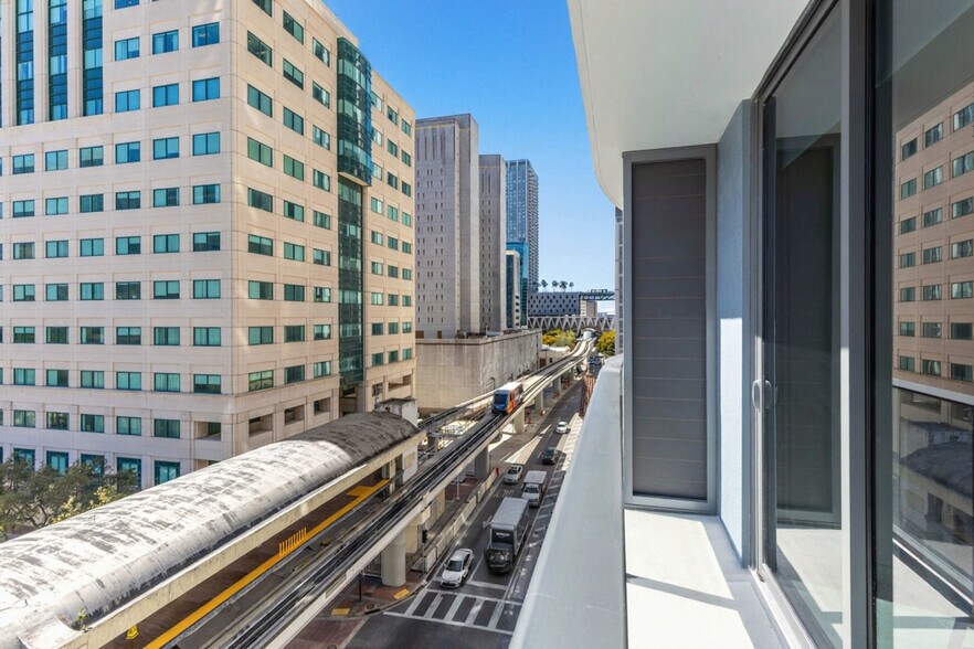 Building Photo - 501 NE 1st Ave