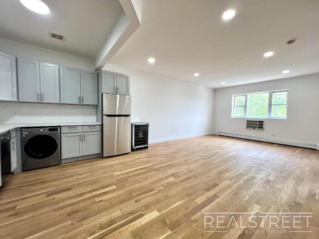 Building Photo - Massive 3,000+ Sq Ft 4BD/2BA Duplex with H...