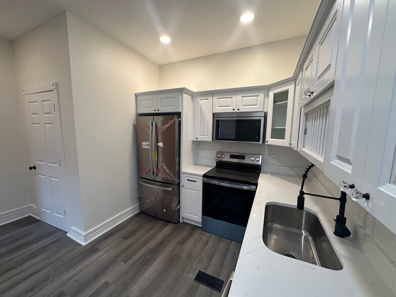 Building Photo - 81 Warren St