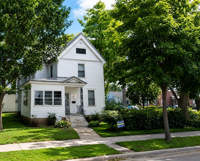 Building Photo - 906 Cass St