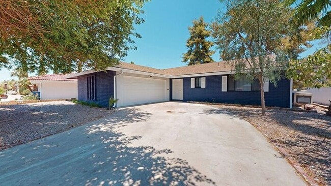 Building Photo - 3 bedroom 2 bath home situated on the Golf Course!