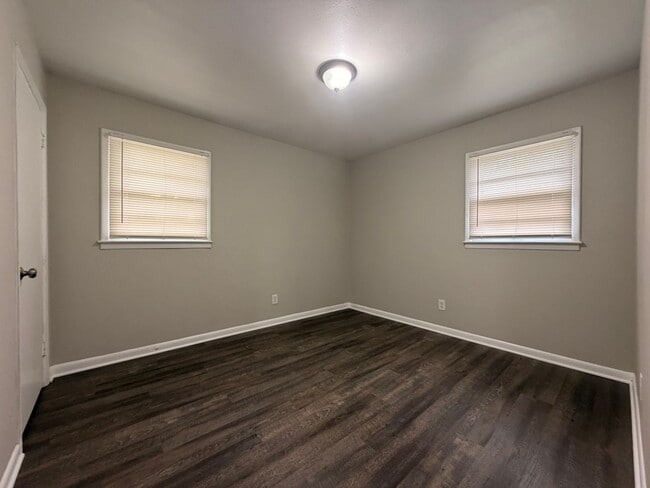 Building Photo - 1073-1075 Wisteria Dr SW