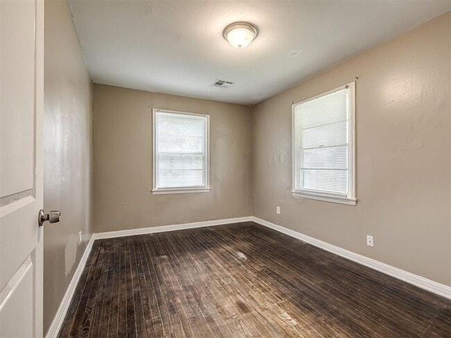 Building Photo - 209 Elm St