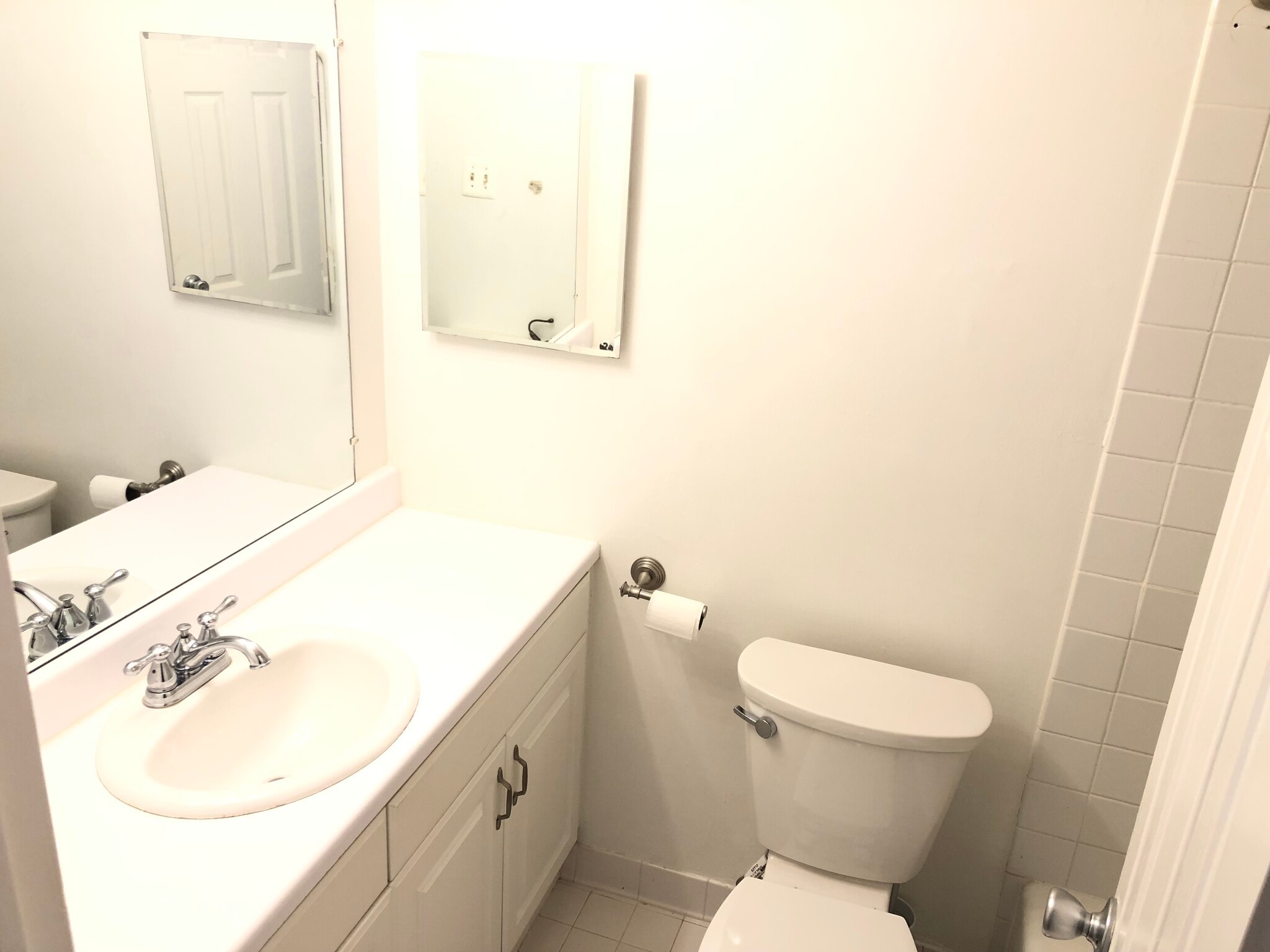 Full Bathroom - 950 25th St NW