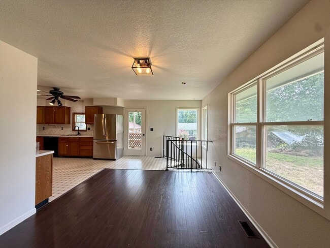 Building Photo - 5 Bedroom 2 Bathroom in Derby, KS