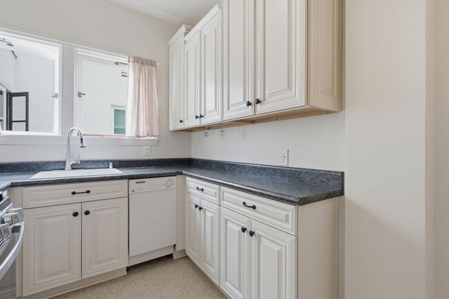 Building Photo - 1530 Miramar Dr