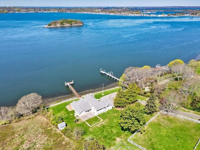 Building Photo - 149 Nanaquaket Rd