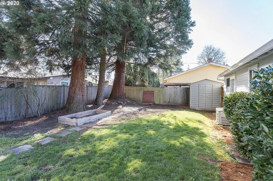 Building Photo - 6720 SW Oakwood Dr
