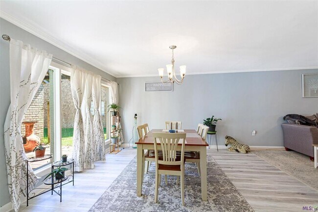 Building Photo - Beautiful 3BR/2BA Home with Sunroom, Formal Dining & Large Backyard