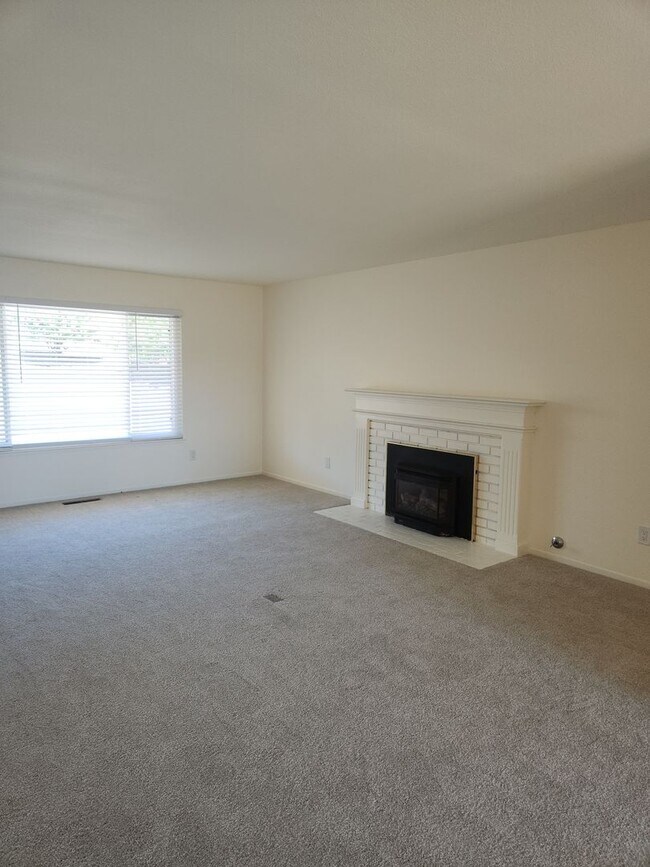 Building Photo - Lovely 2 bedroom, 2 bath in the Oakmont 55...