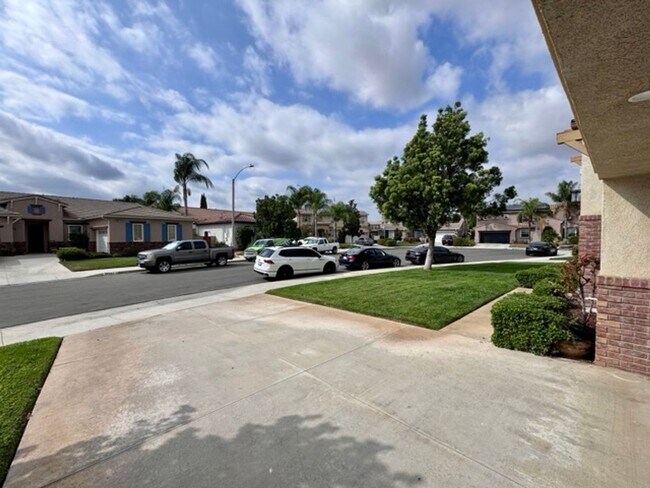 Building Photo - Discover this beautifully upgraded 5 bedro...