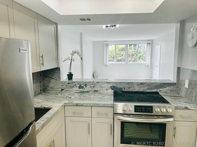 Building Photo - 1333 E Hallandale Beach Blvd
