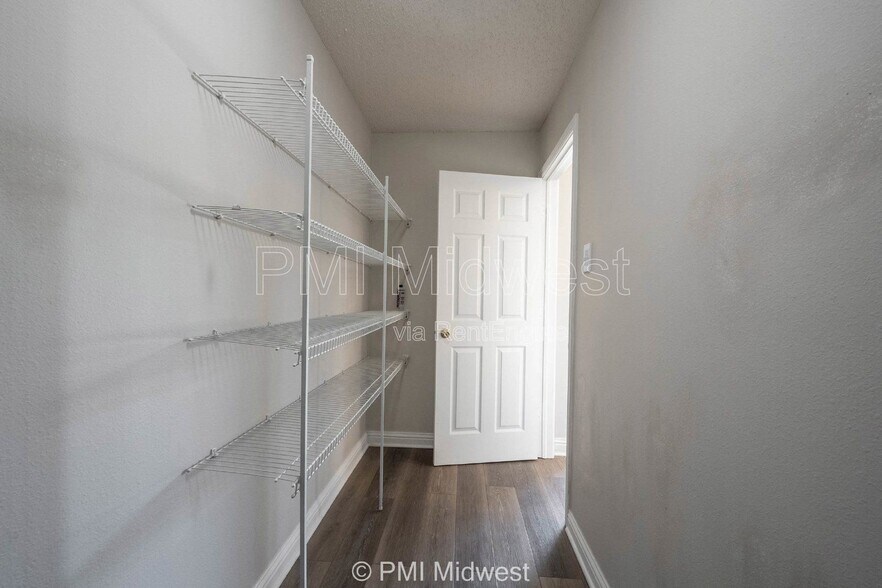 Building Photo - 859 Runnymede Dr