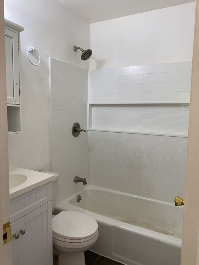 Building Photo - STUDENTS WELCOME! Sprawling Ranch Home w/ Large Fenced Yard