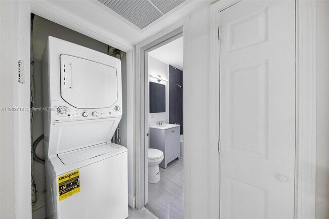 Building Photo - 1050 NE 129th St