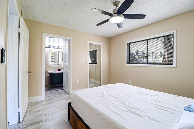 Building Photo - 450 Palm Cir W