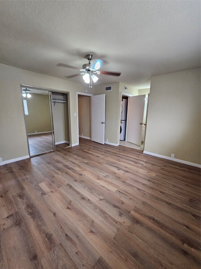 Building Photo - 3303 W Greenridge Dr