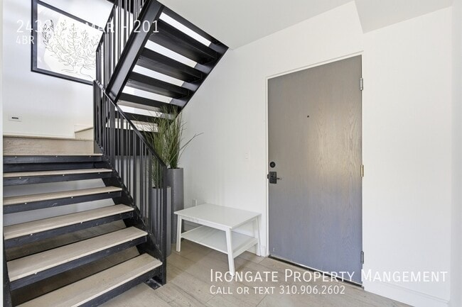 Building Photo - 2432 Penmar-201