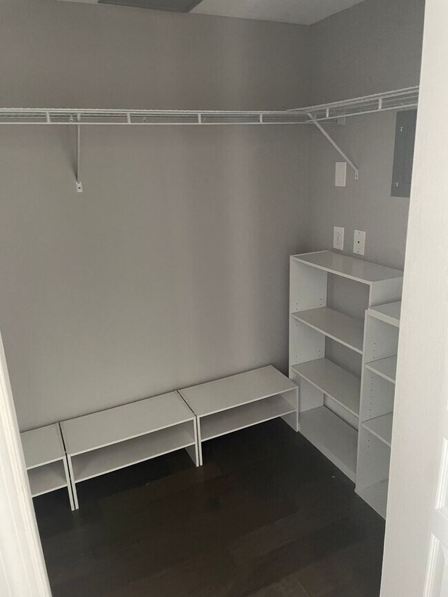 Building Photo - Furnished 1/1 in Plaza Tower@ Kleman Plaza