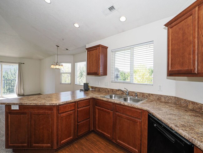 Building Photo - 3 Bedroom, 2 Bathroom Condo