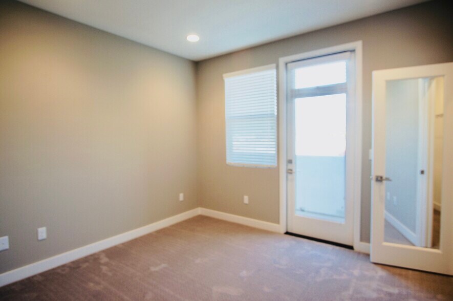 Master bedroom with outdoor balcony - 1427 Wood St