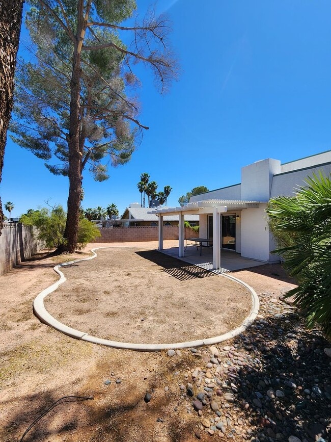 Building Photo - 4 Bedroom Two-Story Home with Downstairs Primary Bedroom & Fireplace