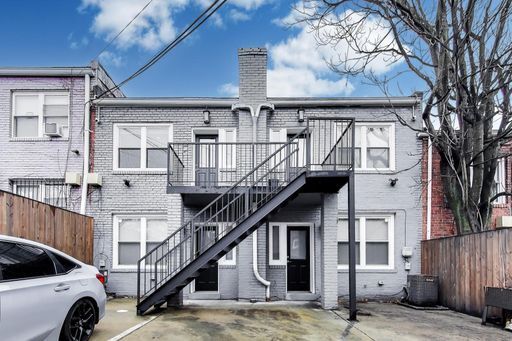 Building Photo - 924 19th St NE