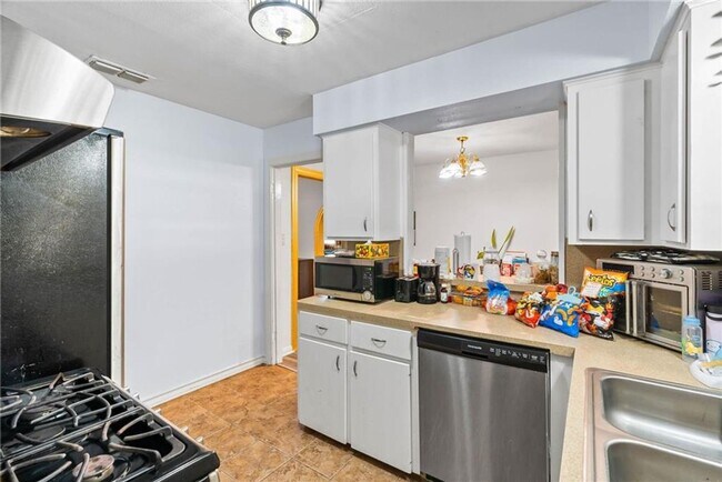 Building Photo - 626 Caddo St