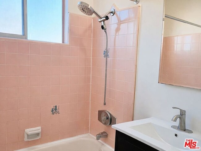 Building Photo - 1022 S Catalina St