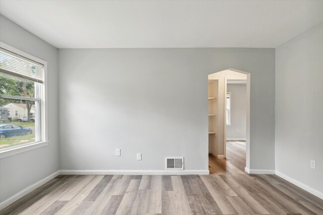 Building Photo - $1,050/month - 2 Bed 1 Bath