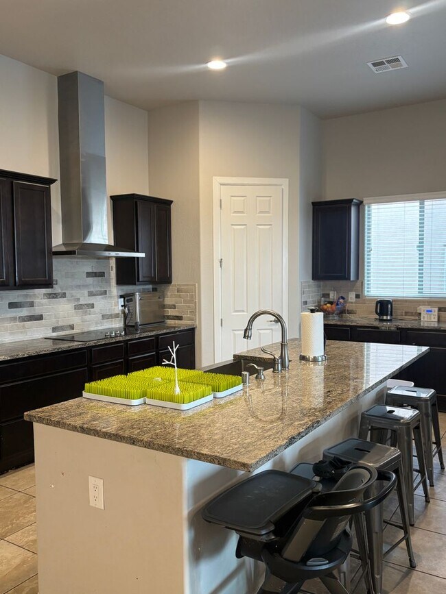 Building Photo - Charming 4 Bedroom 2.5 bath house in a Gat...