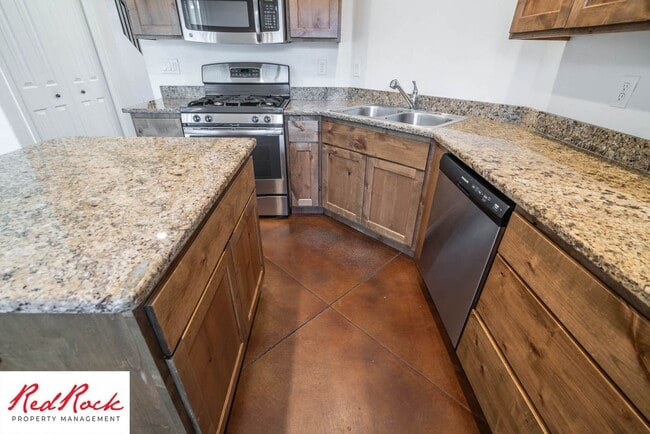 Building Photo - 3 Bedroom & 2.5 Bathroom & Dog Friendly!
