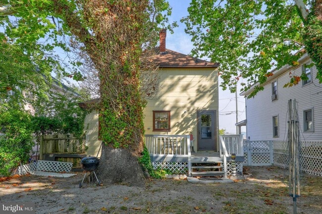 Building Photo - 220 Hazel Ave