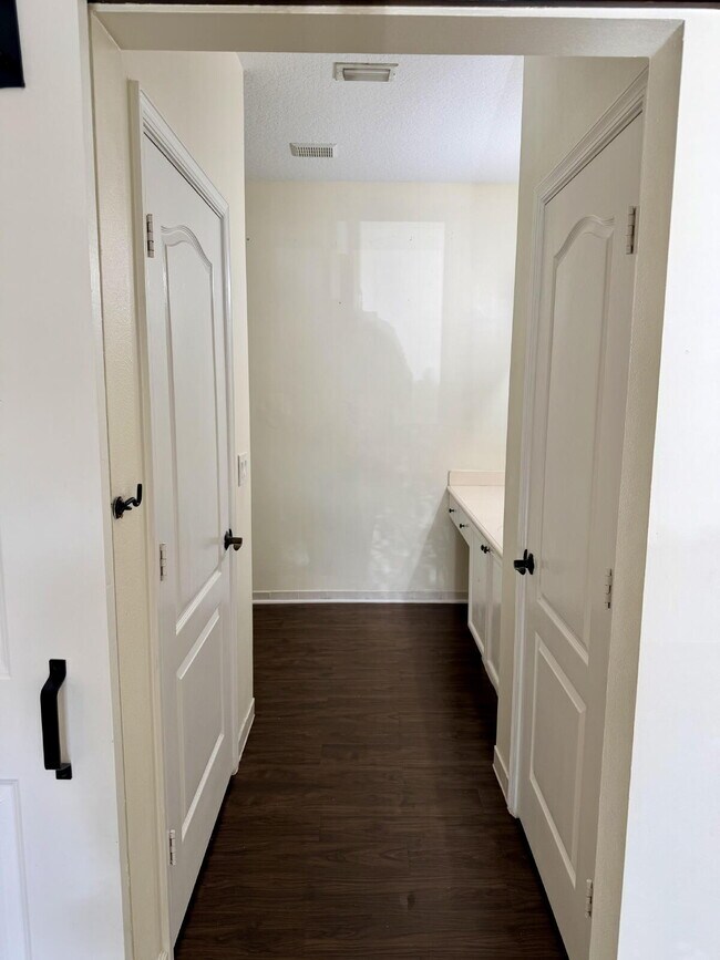 Building Photo - "Charming 3-Bed, 2-Bath Oasis in Wellington's Heart – 1060 Sqft of Comfort Awaits!"